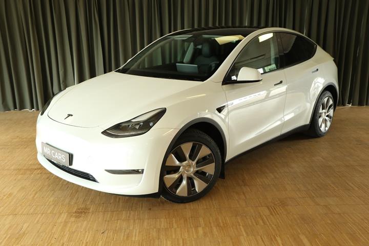 Grøn Tesla Model Y fra 2024 set udefra