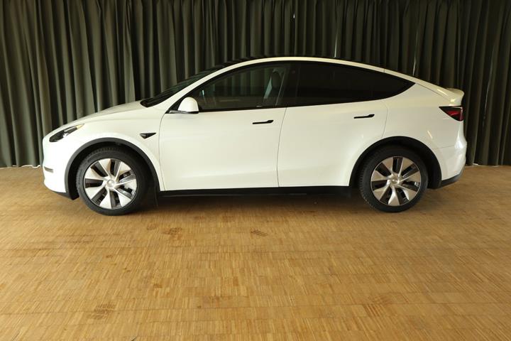 Grøn Tesla Model Y fra 2024