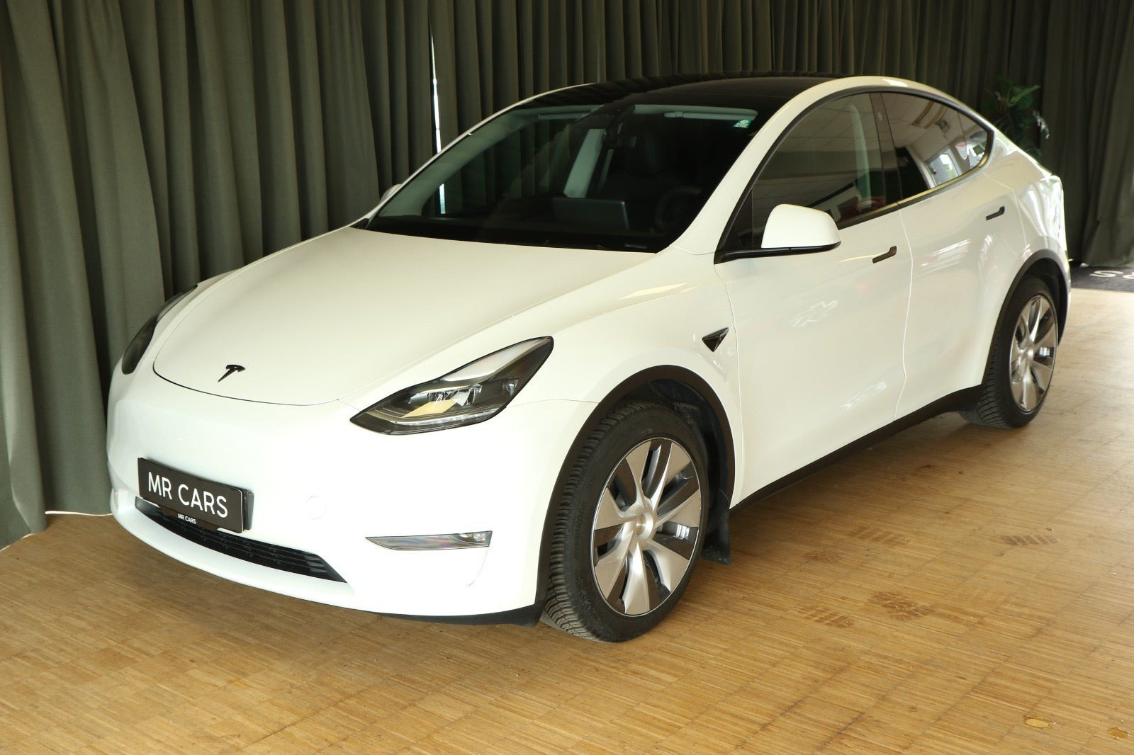 Grøn Tesla Model Y fra 2024