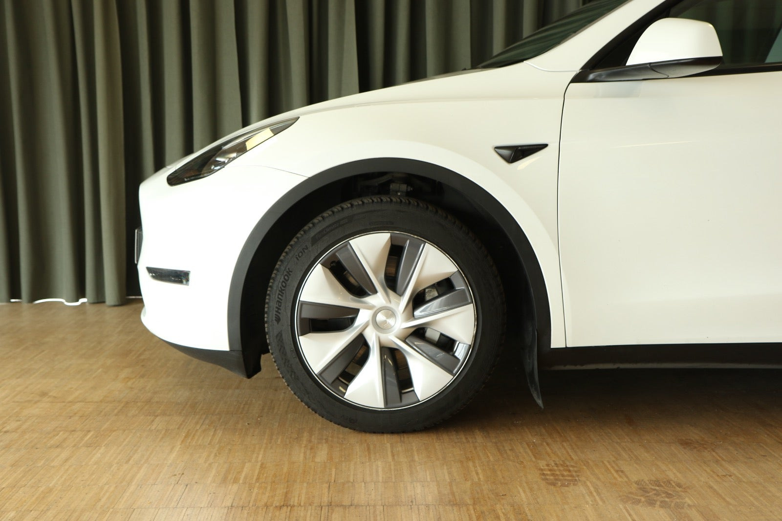 Grøn Tesla Model Y fra 2024