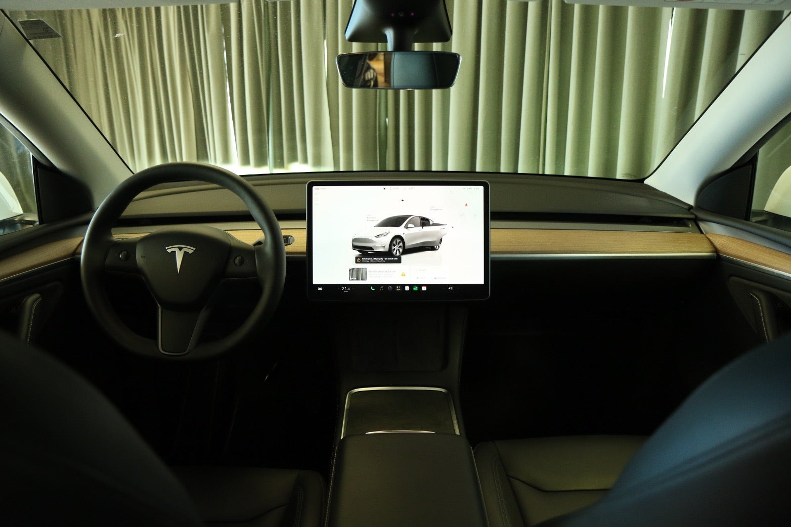 Grøn Tesla Model Y fra 2024
