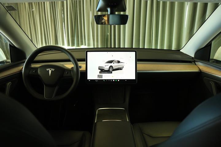 Grøn Tesla Model Y fra 2024