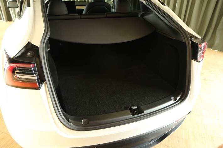 Grøn Tesla Model Y fra 2024