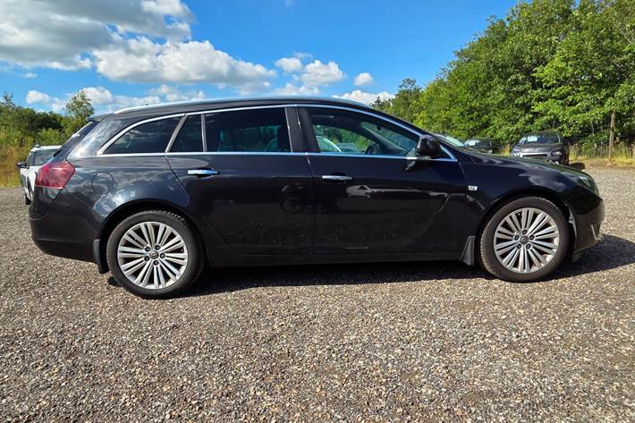 Sort Opel Insignia fra 2015
