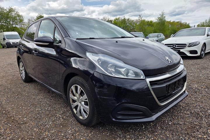 Blå Peugeot 208 fra 2019 set udefra