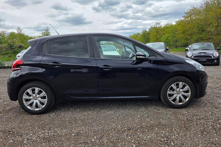 Blå Peugeot 208 fra 2019