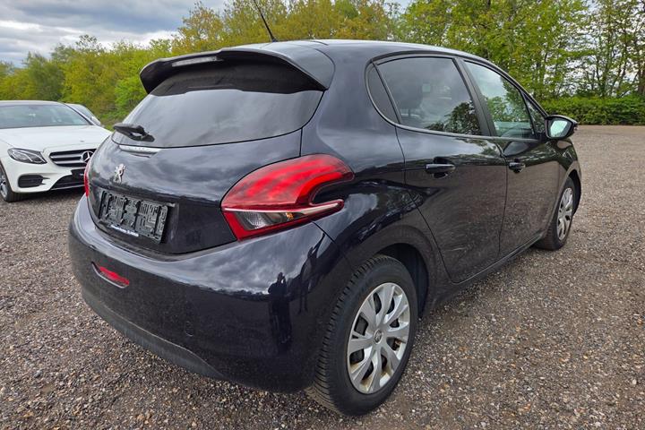 Blå Peugeot 208 fra 2019