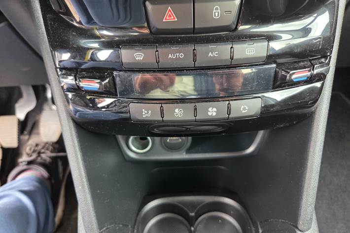 Blå Peugeot 208 fra 2019