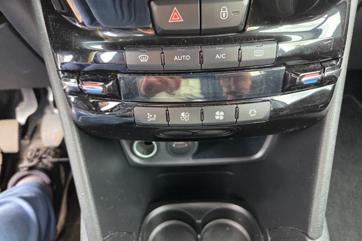 Blå Peugeot 208 fra 2019