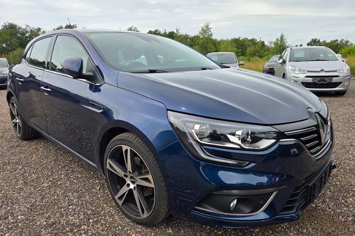 Blå Renault Megane IV fra 2016 set udefra