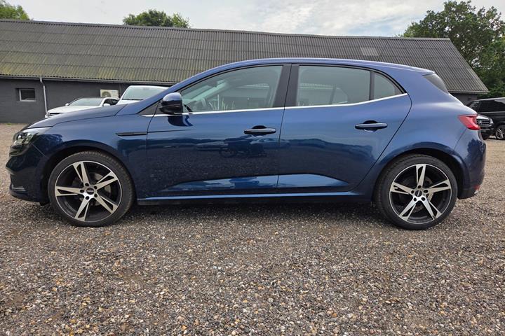 Blå Renault Megane IV fra 2016