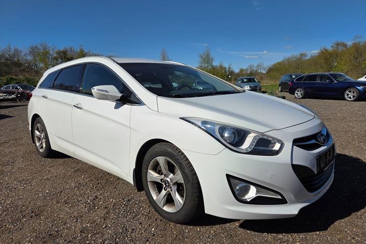 Hvid Hyundai i40 fra 2012 set udefra