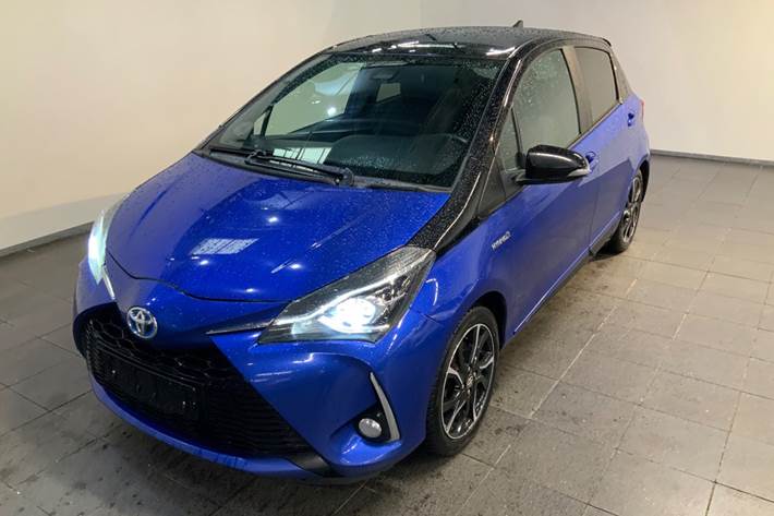 Blå Toyota Yaris fra 2017 set udefra