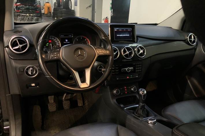 Sort Mercedes B180 fra 2013