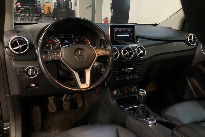 Sort Mercedes B180 fra 2013