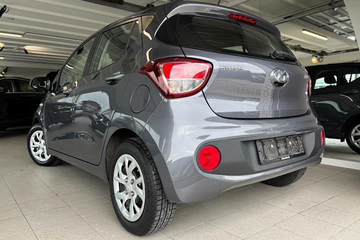 Grå Hyundai i10 fra 2020