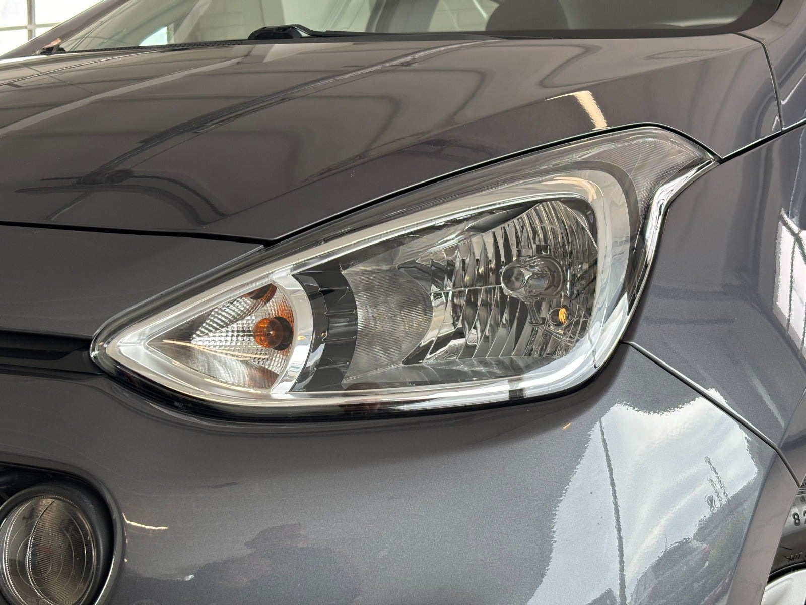 Grå Hyundai i10 fra 2020
