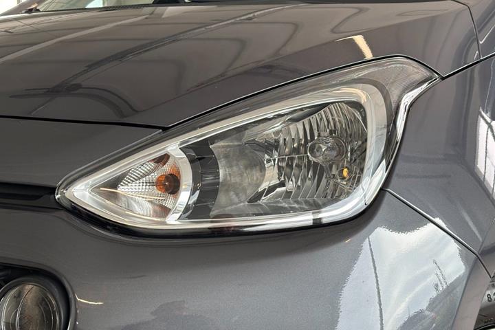 Grå Hyundai i10 fra 2020