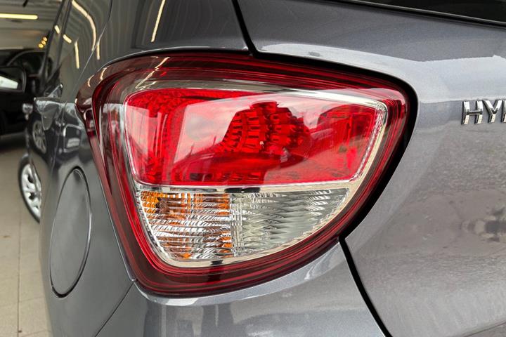 Grå Hyundai i10 fra 2020
