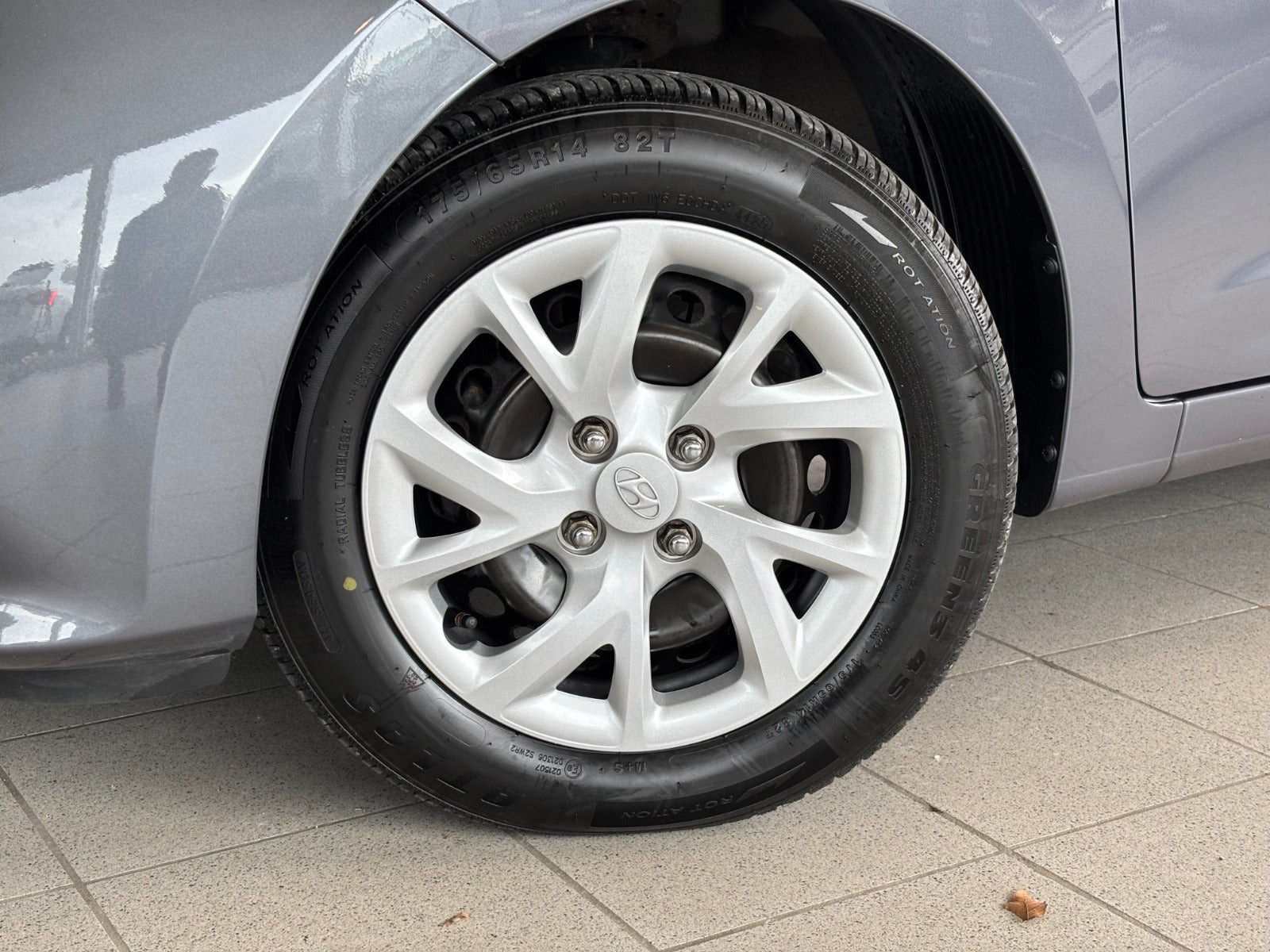 Grå Hyundai i10 fra 2020
