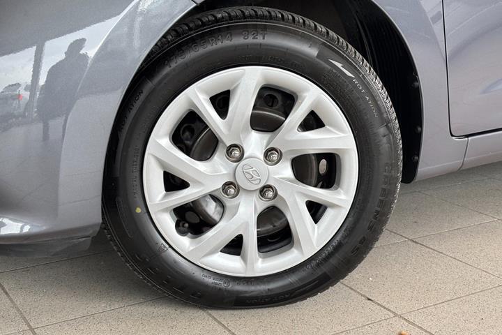 Grå Hyundai i10 fra 2020