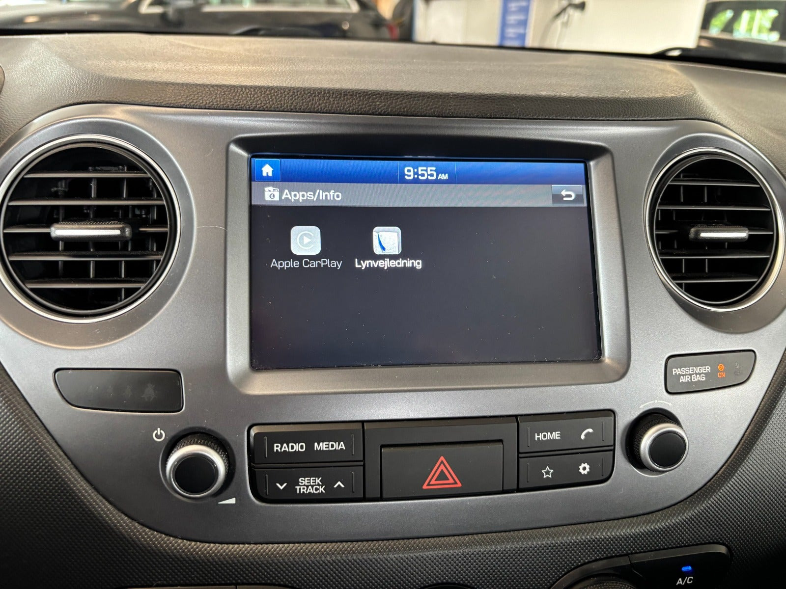 Grå Hyundai i10 fra 2020