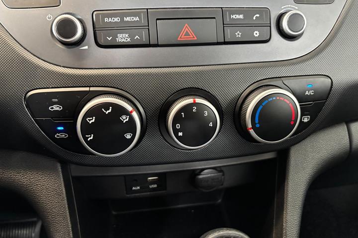 Grå Hyundai i10 fra 2020
