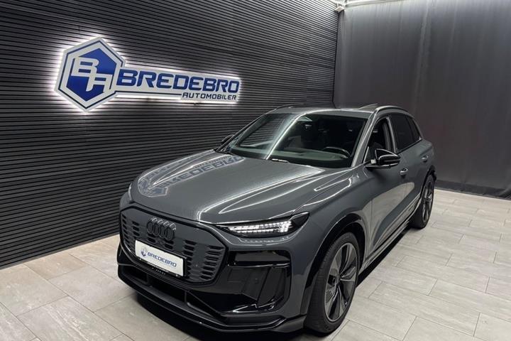 Grå Audi Q6 e-tron fra 2024 set udefra