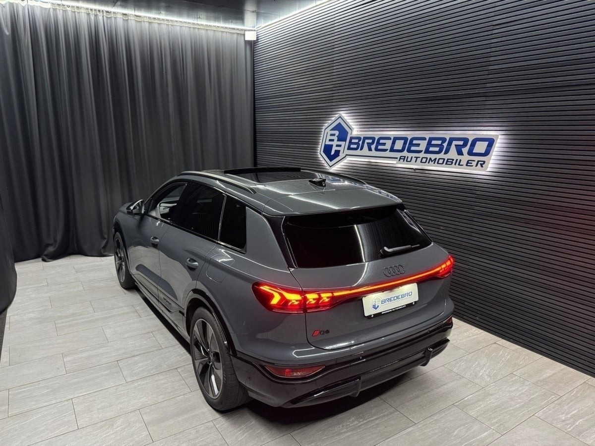 Grå Audi Q6 e-tron fra 2024