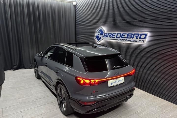 Grå Audi Q6 e-tron fra 2024