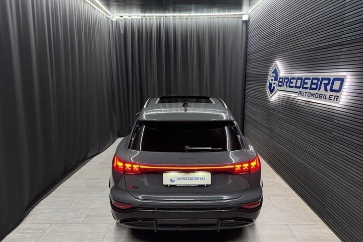 Grå Audi Q6 e-tron fra 2024