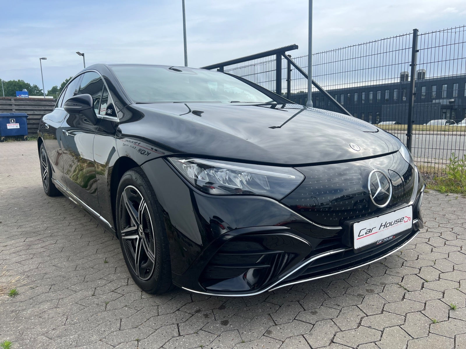 Sort Mercedes EQE300 fra 2024