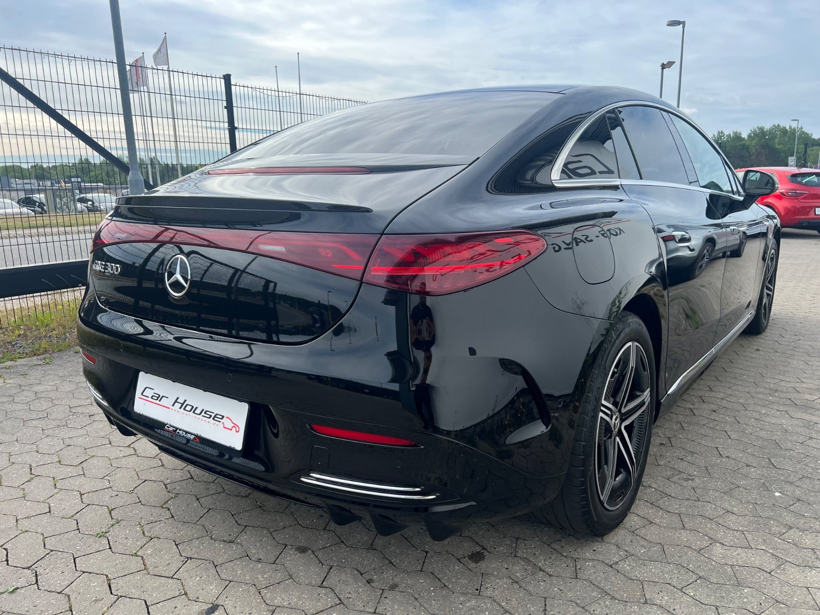 Sort Mercedes EQE300 fra 2024