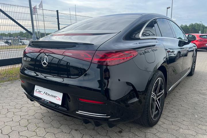 Sort Mercedes EQE300 fra 2024