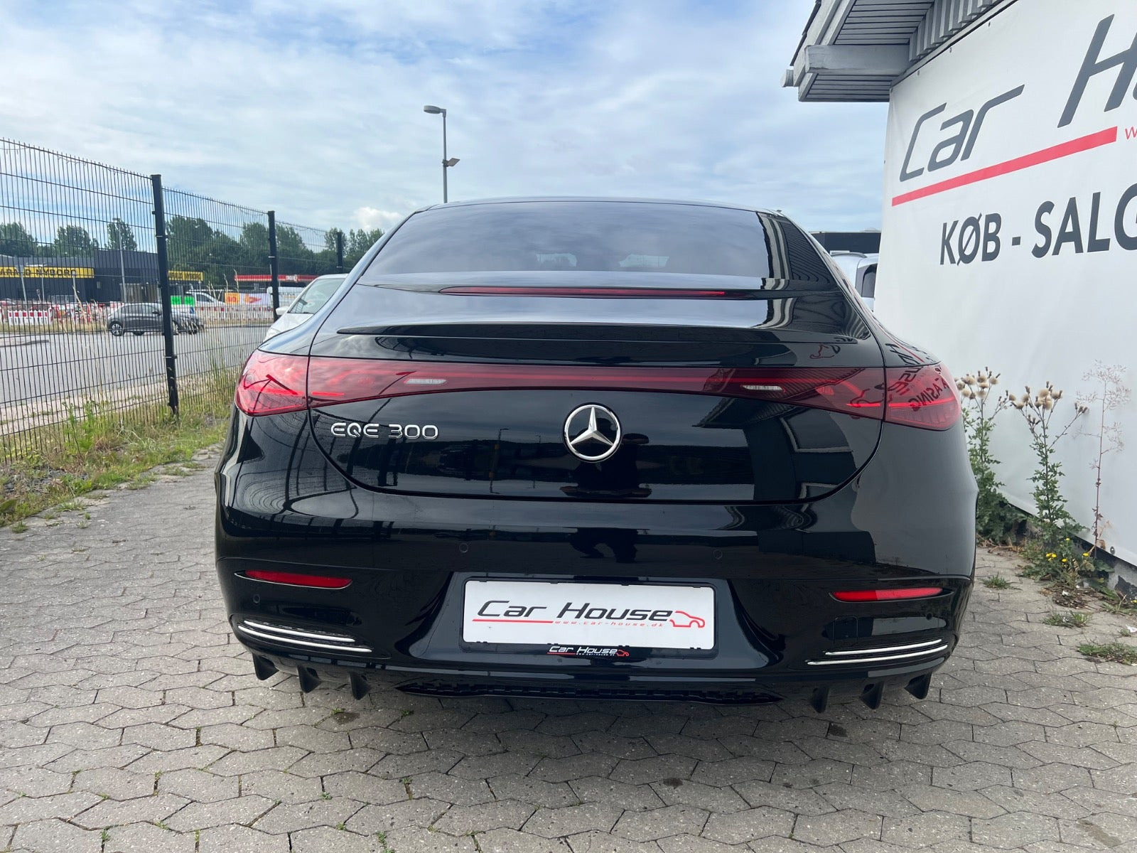 Sort Mercedes EQE300 fra 2024