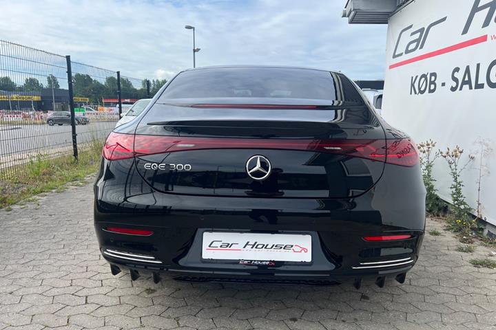 Sort Mercedes EQE300 fra 2024