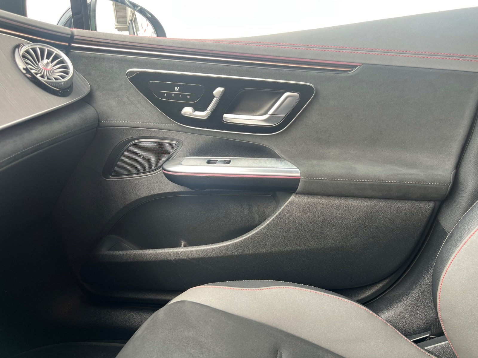 Sort Mercedes EQE300 fra 2024