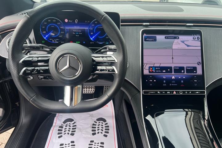 Sort Mercedes EQE300 fra 2024