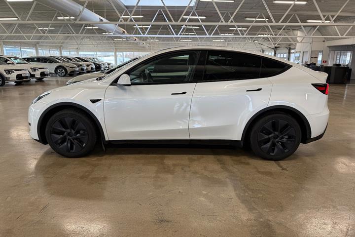 Hvid Tesla Model Y fra 2024