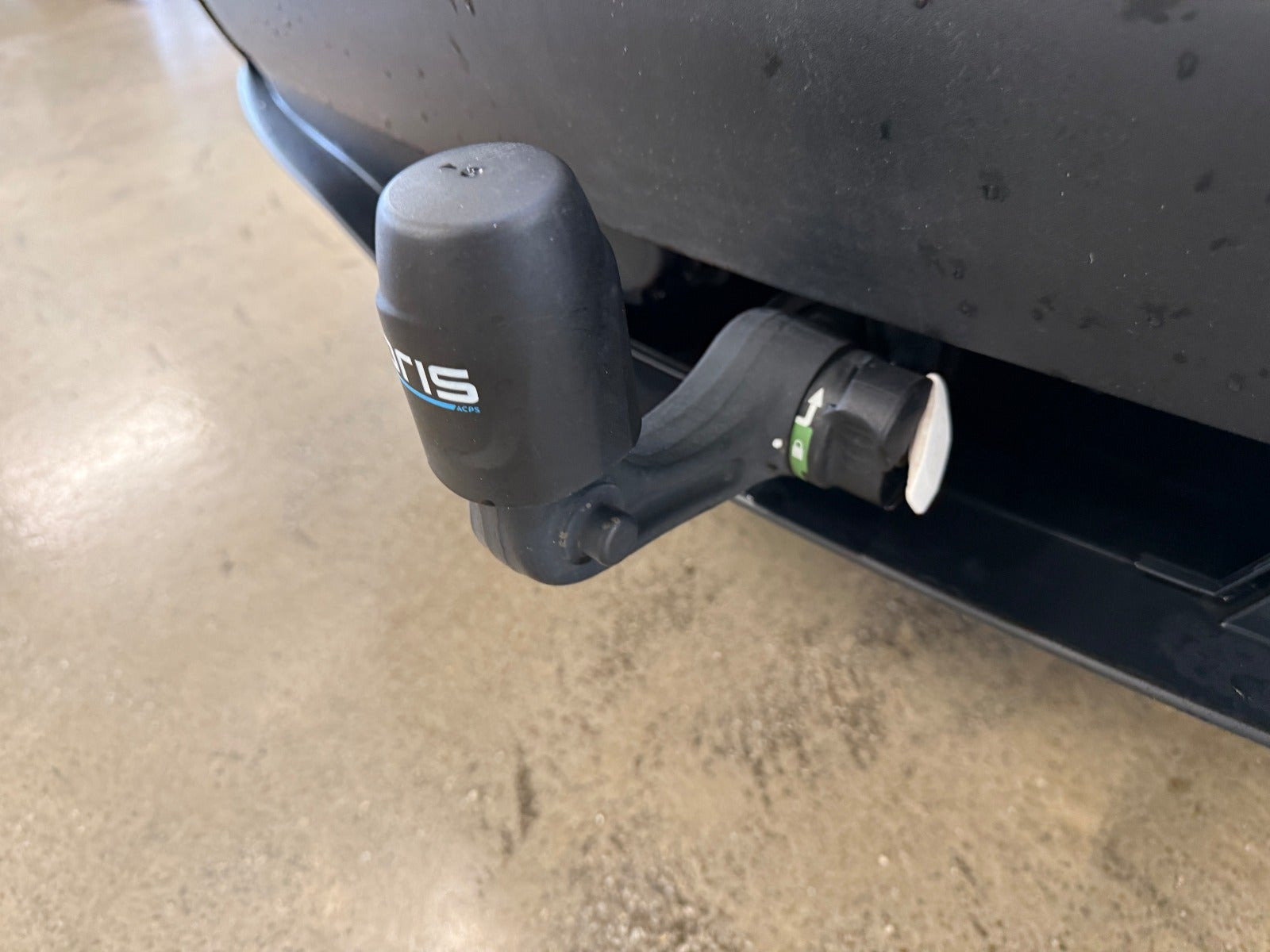 Hvid Tesla Model Y fra 2024
