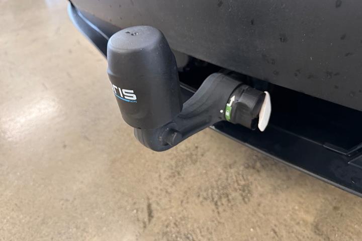 Hvid Tesla Model Y fra 2024
