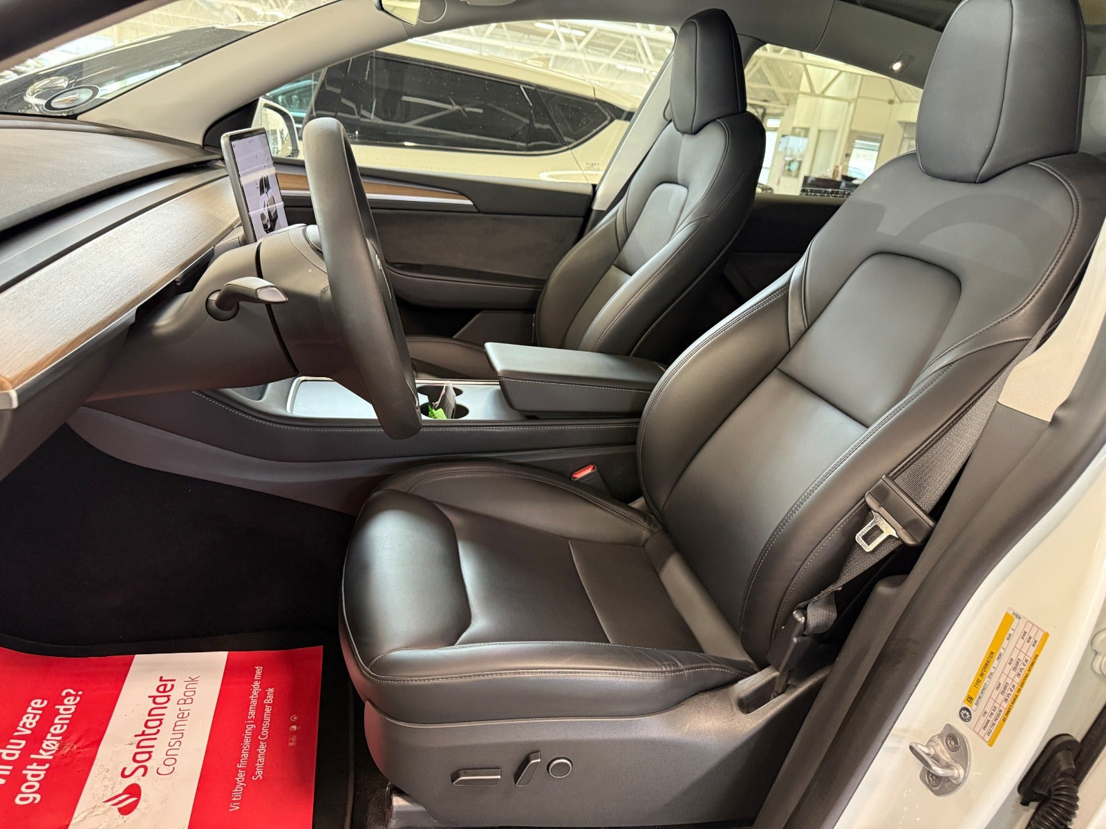 Hvid Tesla Model Y fra 2024
