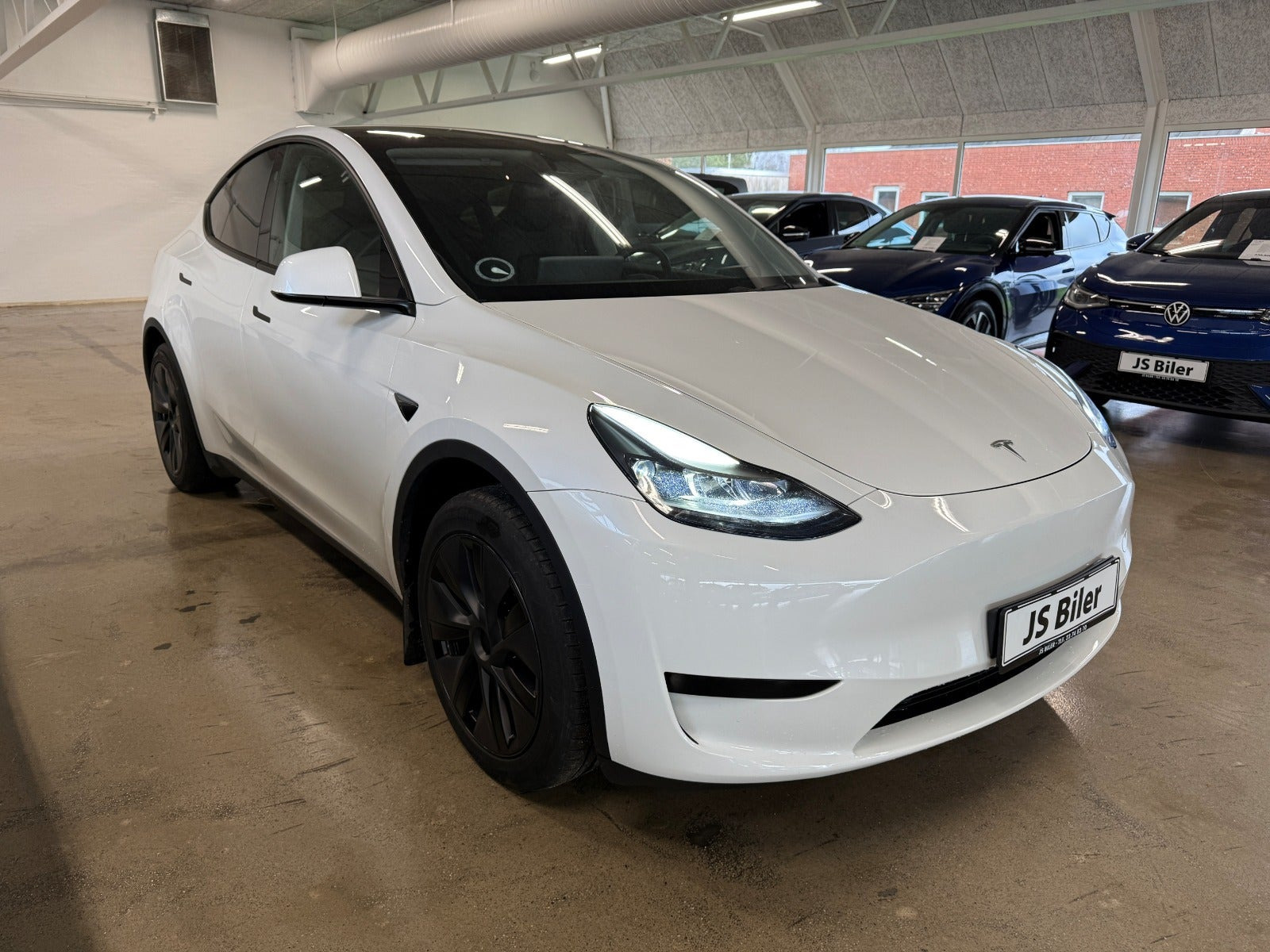 Hvid Tesla Model Y fra 2024