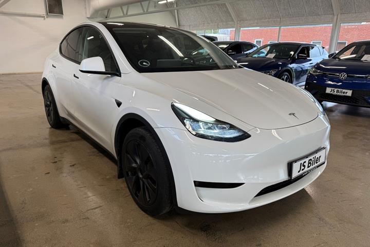 Hvid Tesla Model Y fra 2024