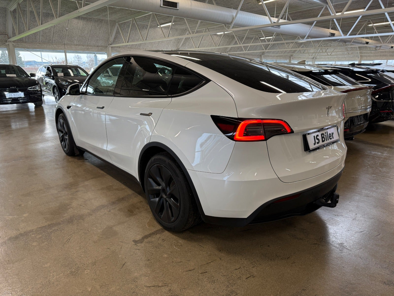Hvid Tesla Model Y fra 2024