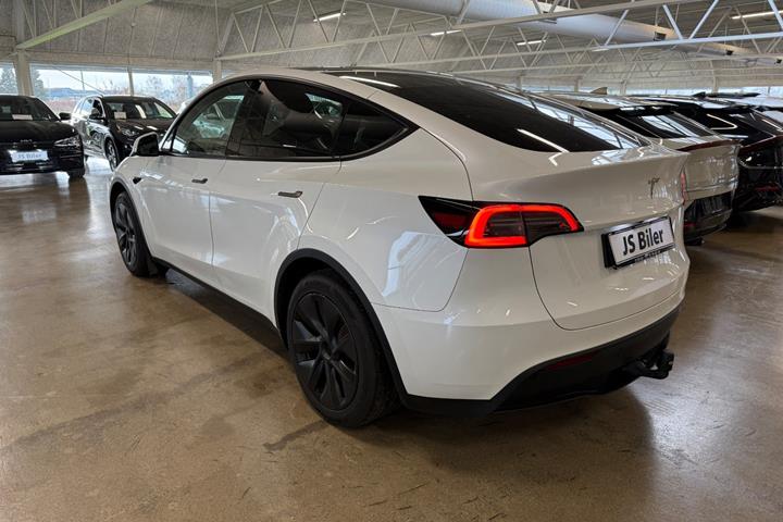 Hvid Tesla Model Y fra 2024