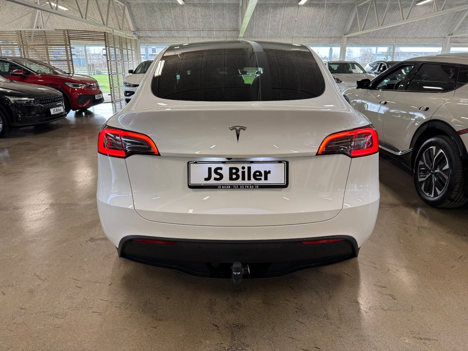 Hvid Tesla Model Y fra 2024
