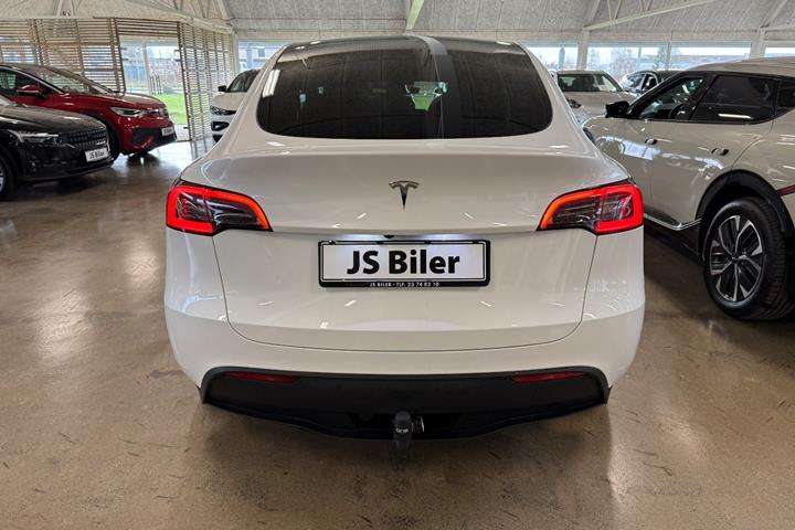 Hvid Tesla Model Y fra 2024