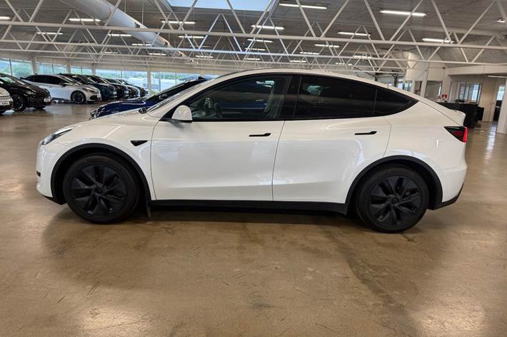 Hvid Tesla Model Y fra 2025