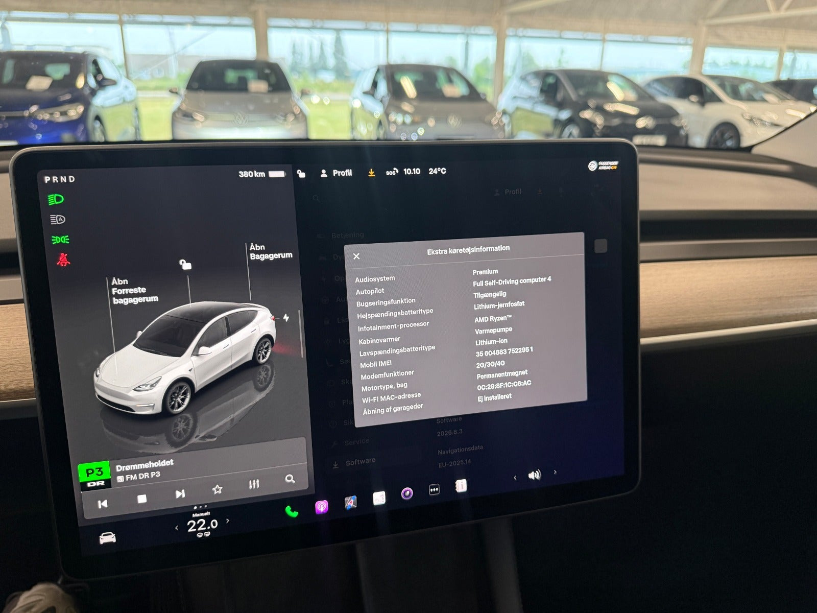 Hvid Tesla Model Y fra 2025